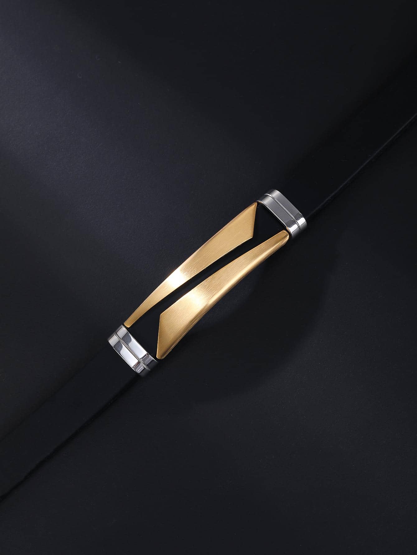 Pulsera negra minimalista con detalle en acero inoxidable dorado