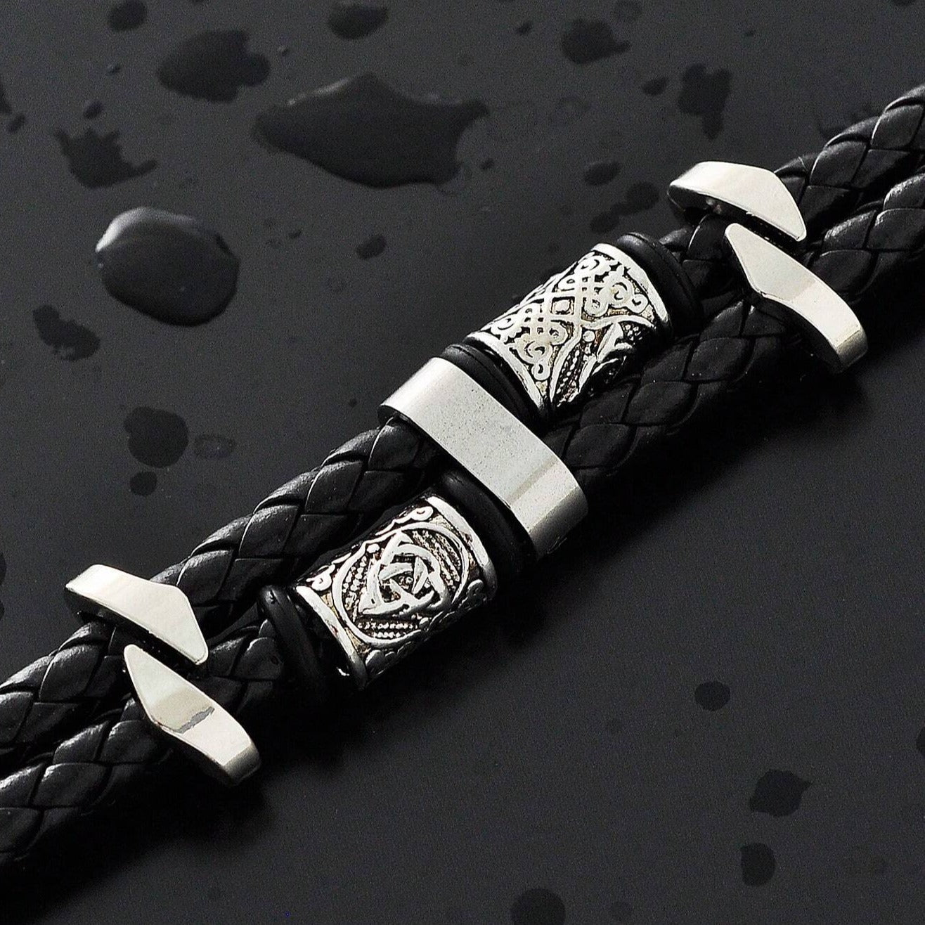 Pulsera vikingo negra con runas nórdicas plateadas en cuero auténtico