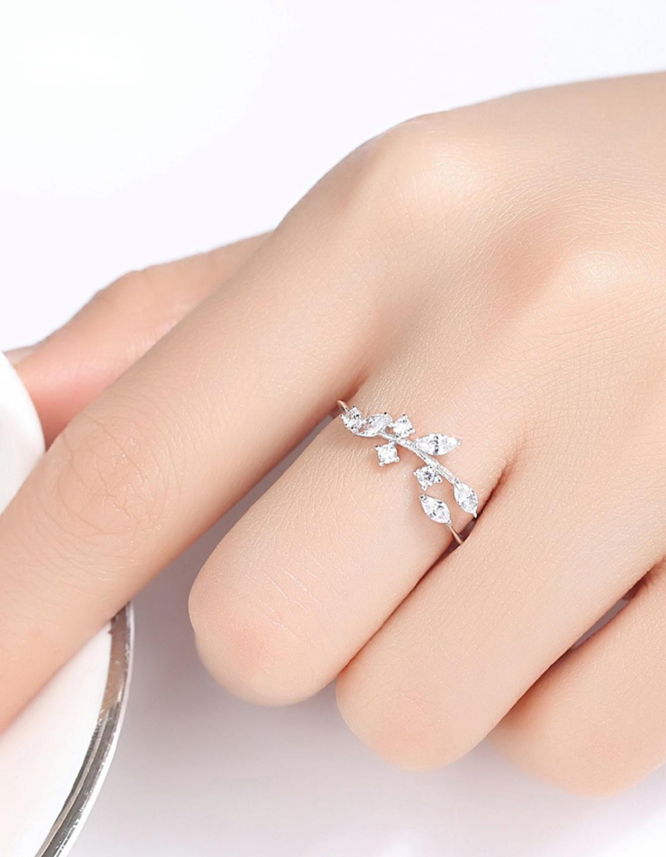 Sortija de dama en plata 925 con hojas y piedras