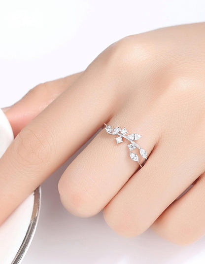 Sortija de dama en plata 925 con hojas y piedras