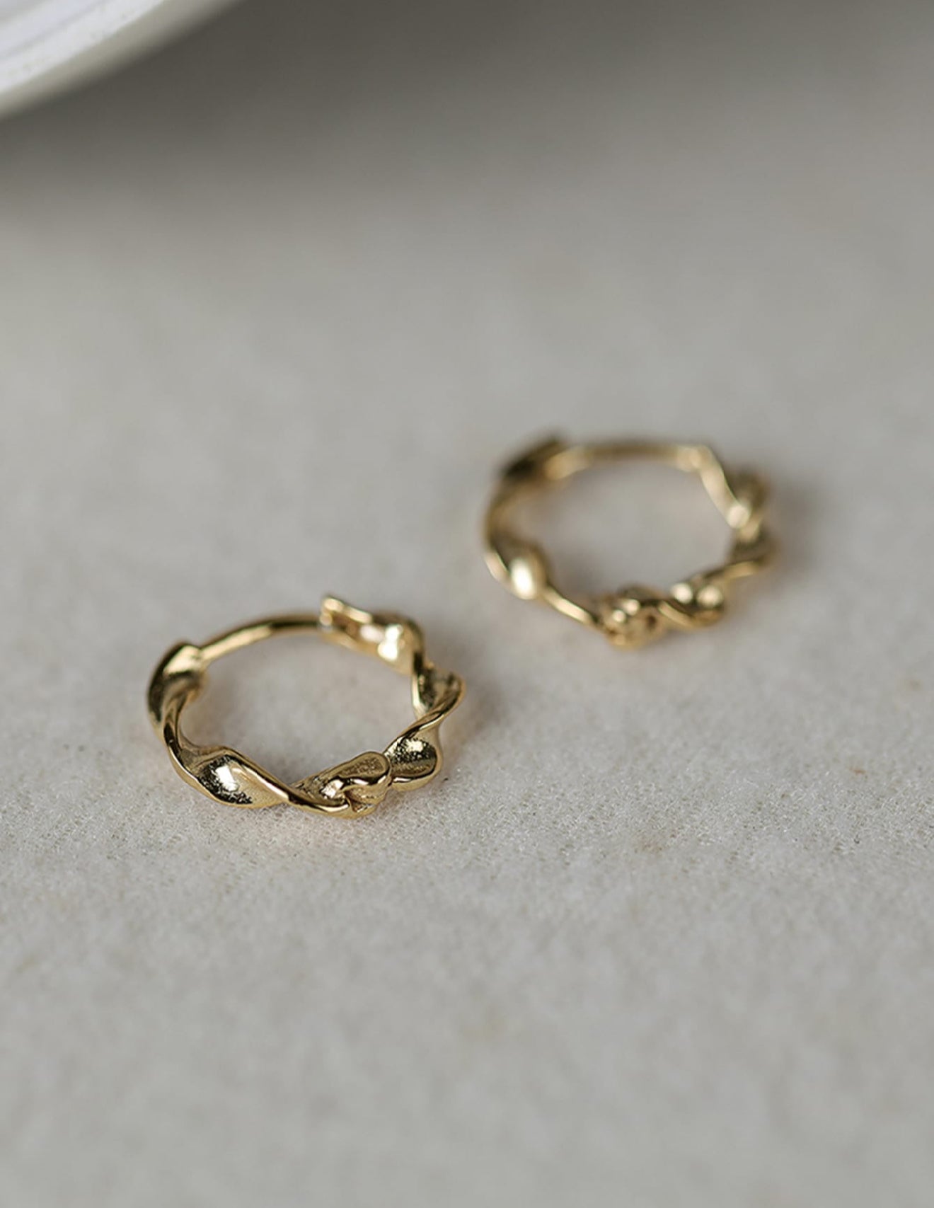 MIA - Pendientes de  Plata con baño de oro de 14kl diseño de aro distorsionado