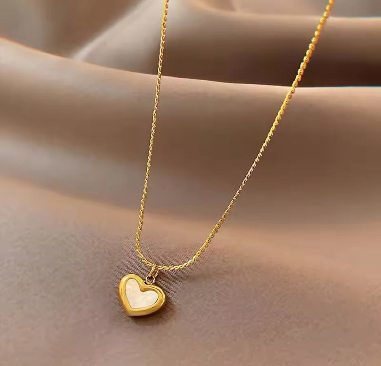 Mia Collar con Corazón Coreano