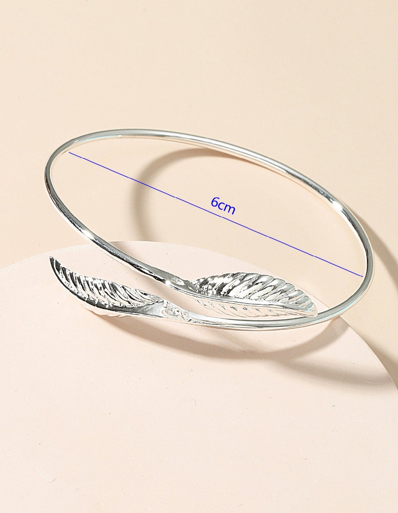 MIA - Brazalete con diseño de Hojas en Acero Inoxidable Plateado