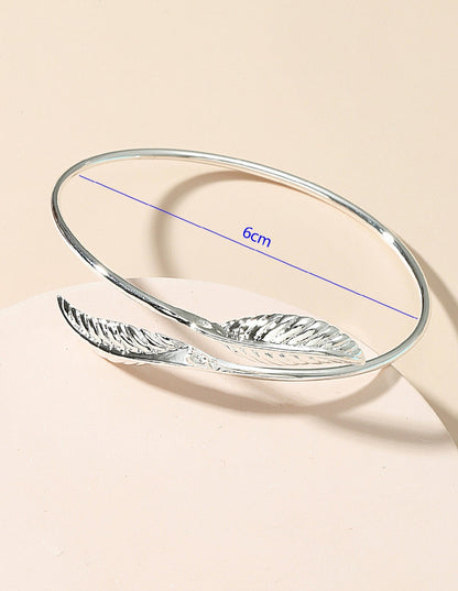 MIA - Brazalete con diseño de Hojas en Acero Inoxidable Plateado