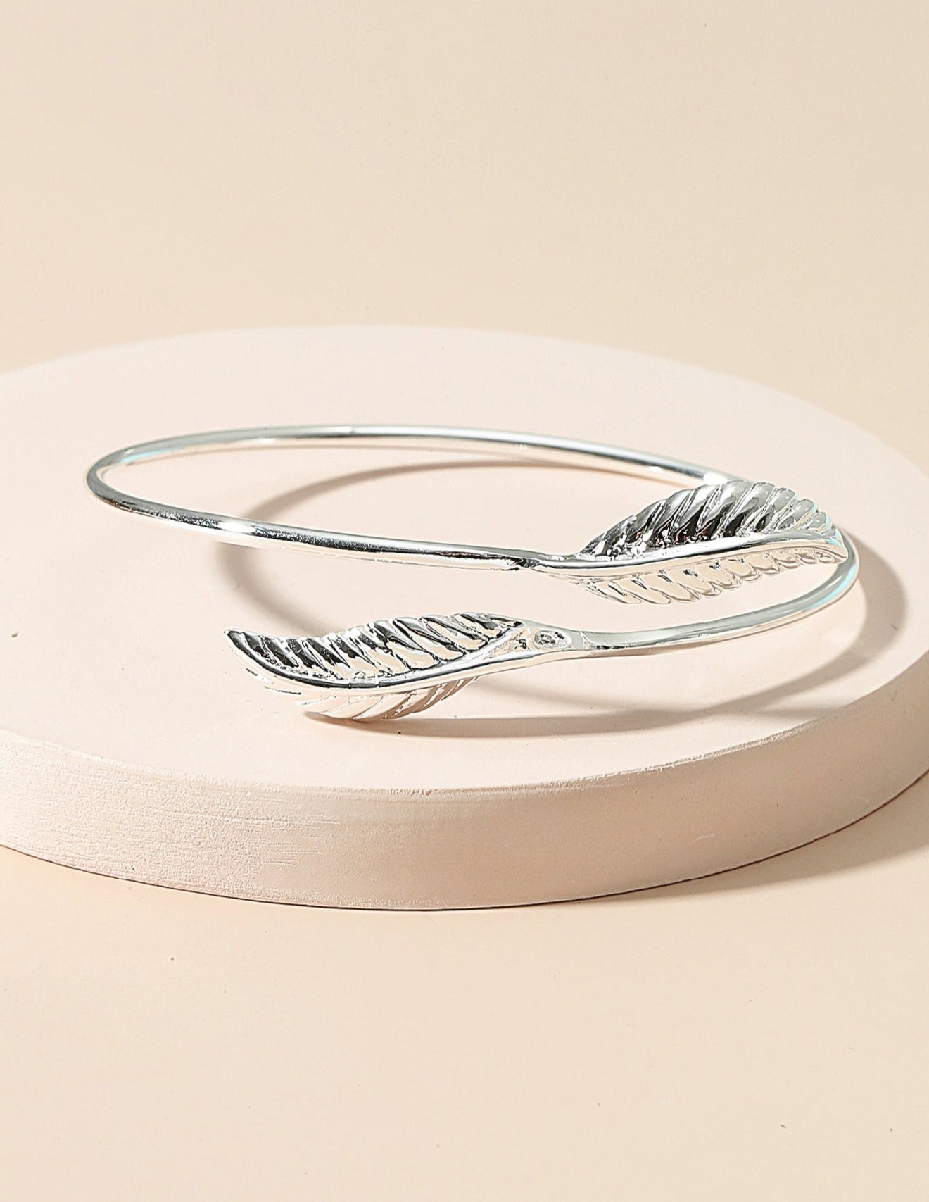 MIA - Brazalete con diseño de Hojas en Acero Inoxidable Plateado