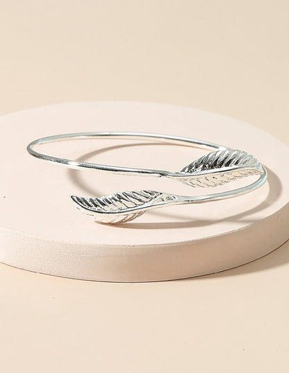 MIA - Brazalete con diseño de Hojas en Acero Inoxidable Plateado