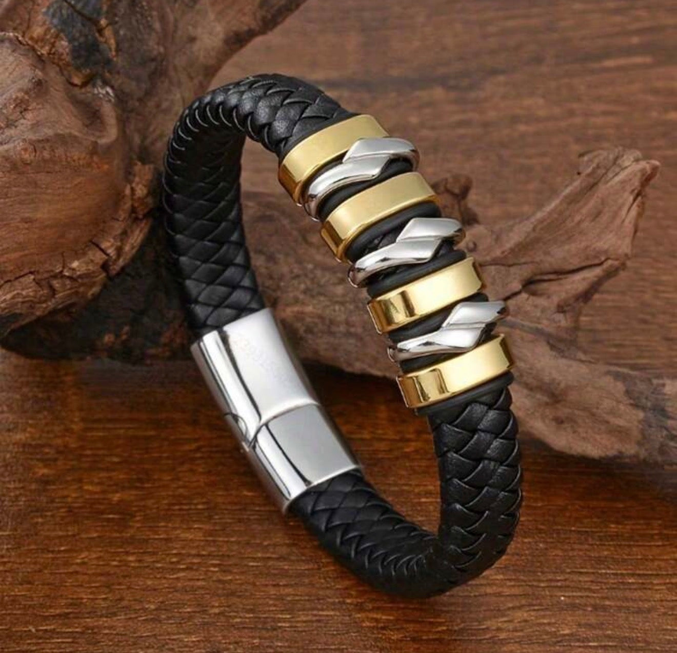 Pulsera negra con cierre reforzado y detalles Dorados