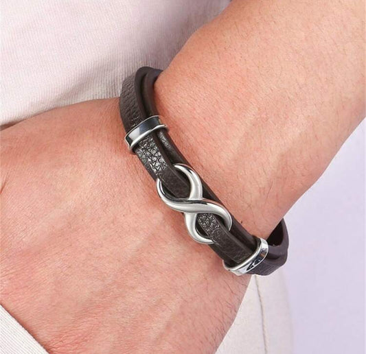 Pulsera en cuero con diseño de infinito plateado