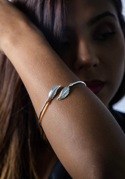 MIA - Brazalete con diseño de Hojas en Acero Inoxidable Plateado