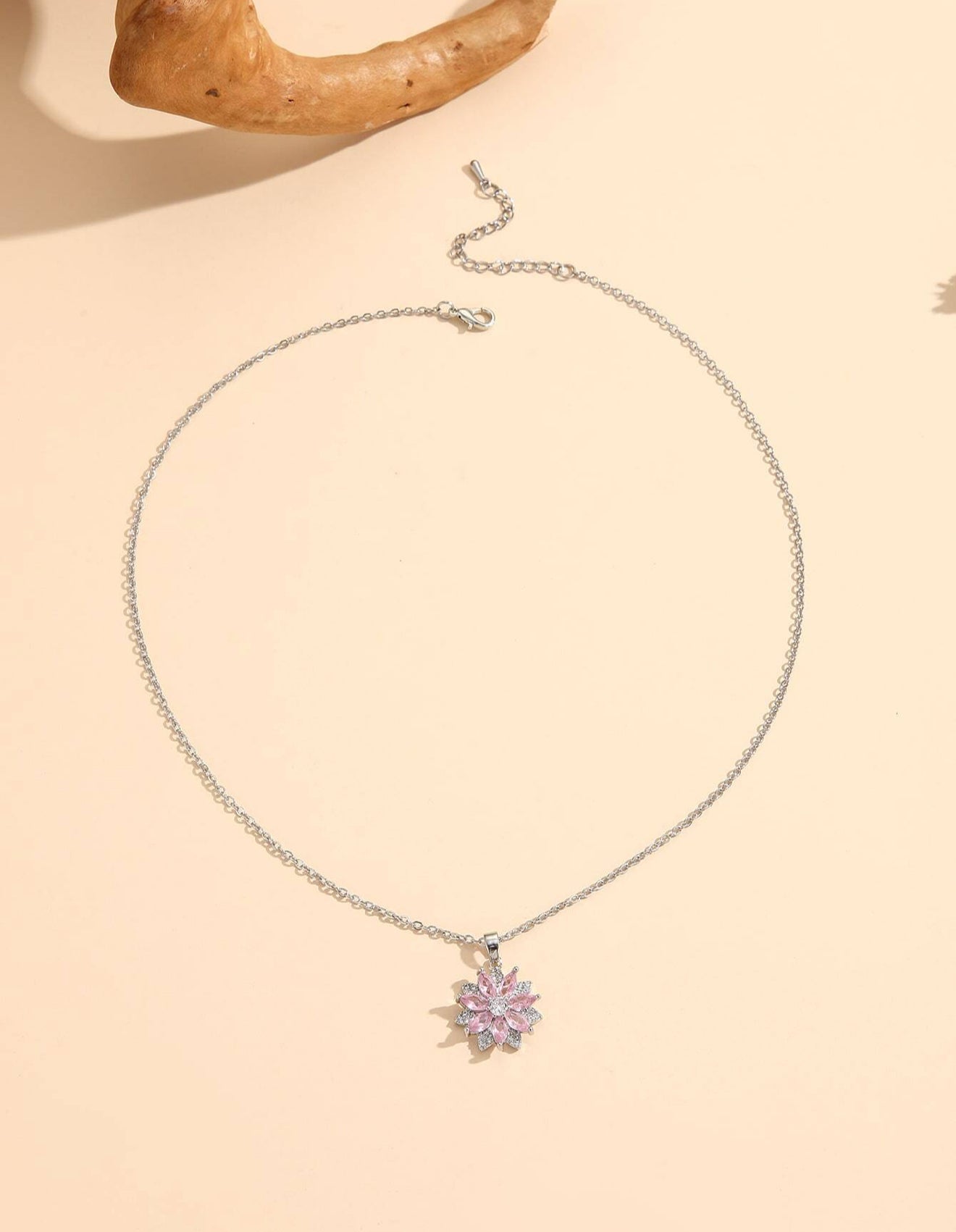 Mia Collar plateado con dije de flor y piedra amatista