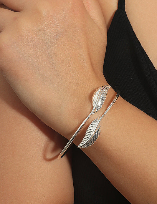 MIA - Brazalete con diseño de Hojas en Acero Inoxidable Plateado