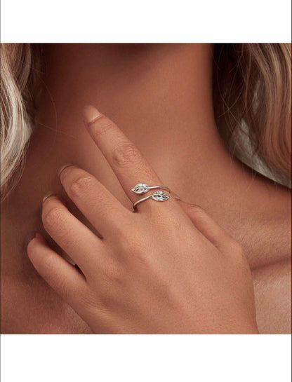 Sortija de dama en plata 925 con hojas y piedras