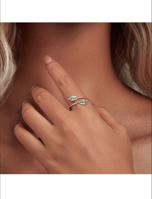 Sortija de dama en plata 925 con hojas y piedras