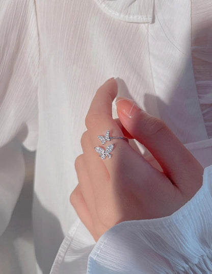 Sortija de dama minimalista ajustable con detalles de mariposa en acero inoxidable