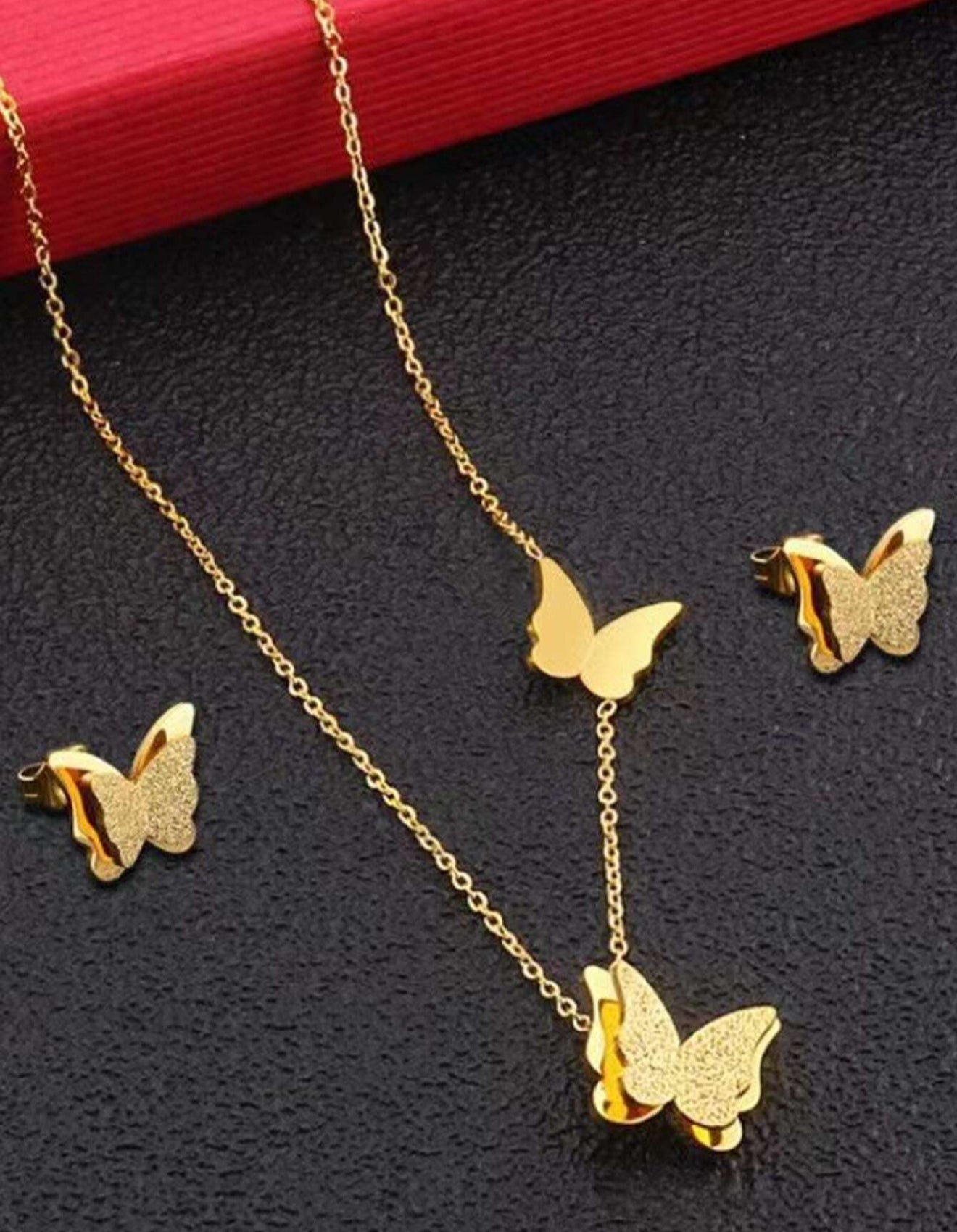 MIA - Set collar y aretes dorado baño de oro 18k mariposa