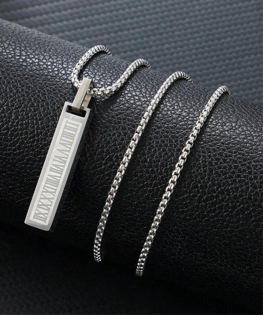 Collar de acero inoxidable con colgante de numeros romanos Plateado