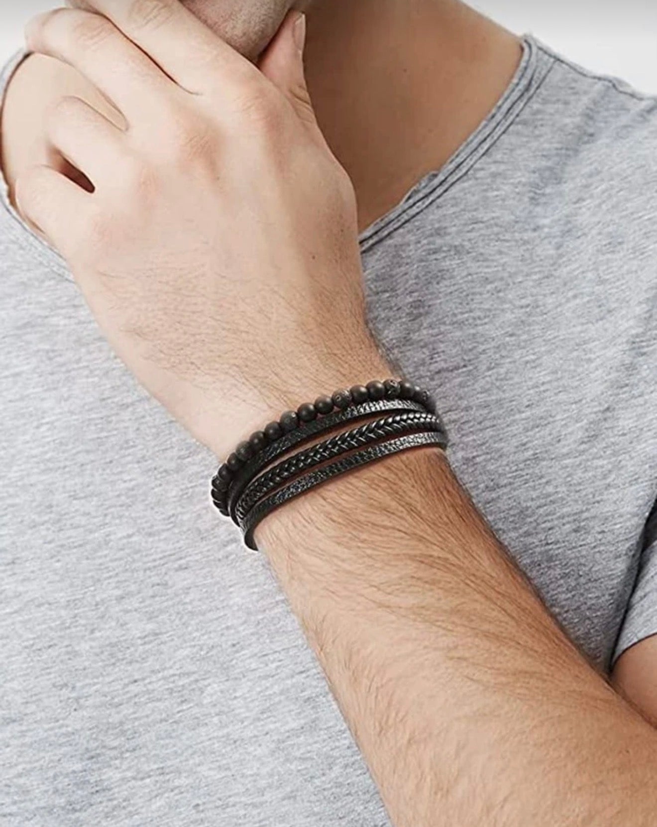 Pulsera con diseño trenzado negro con piedra lava y ónix mate