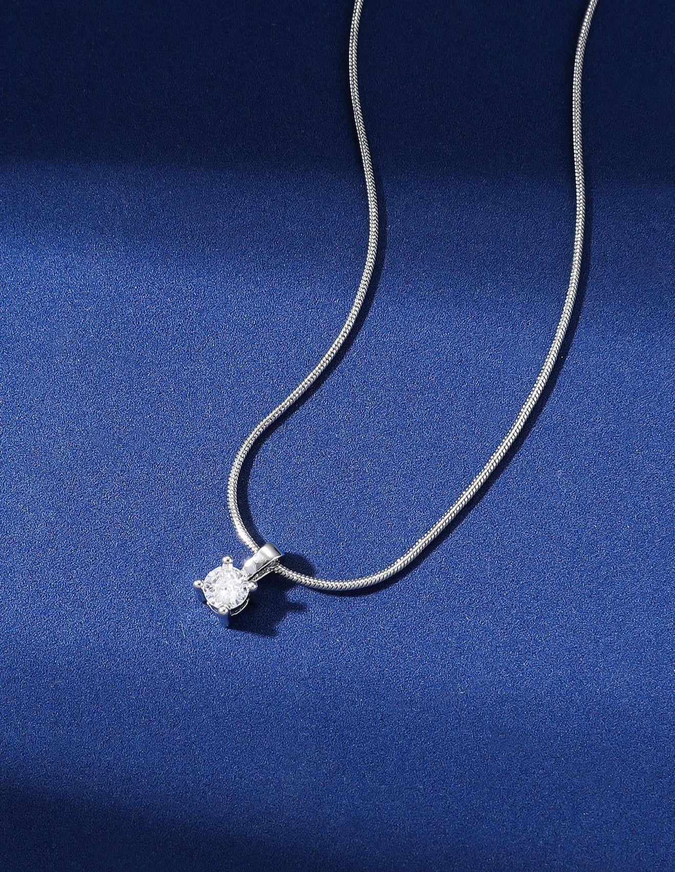 Mia Collar con piedra de circonio en acero inoxidable