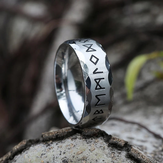 Anillo Vikingo Plateado Runas Nórdicas