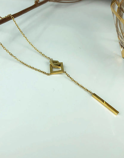 Mia Collar dorado en acero inoxidable con dijes geométricos