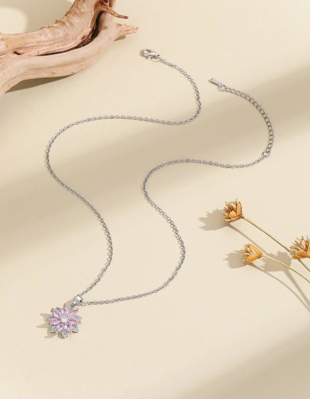 Mia Collar plateado con dije de flor y piedra amatista