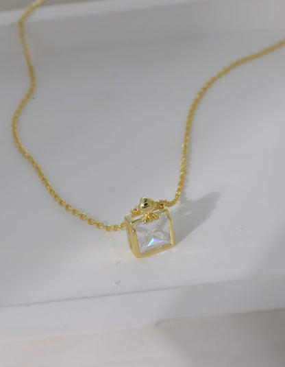 Mia Collar de Plata con baño de Oro de 14kl con dije cuadrado Andrea