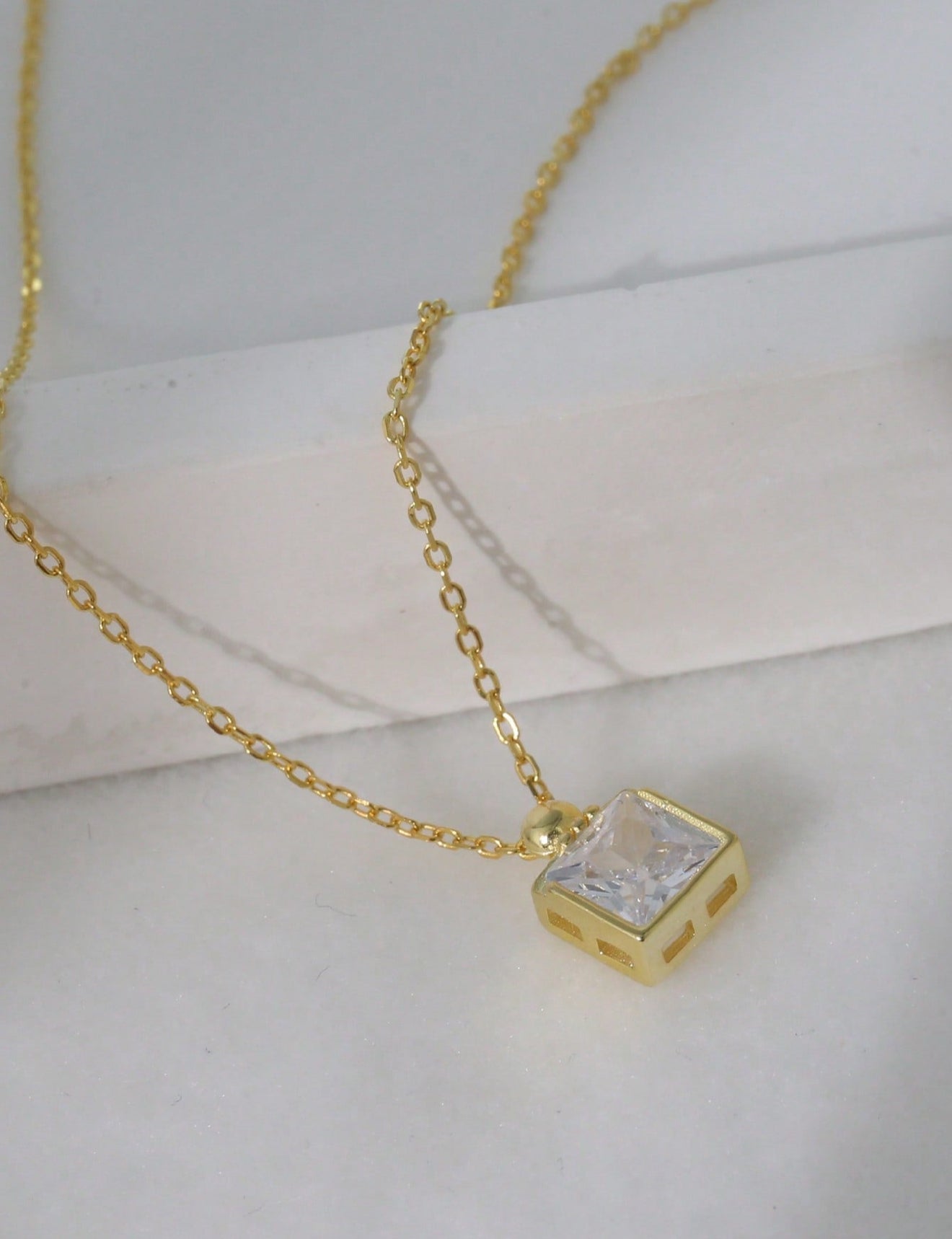 Mia Collar de Plata con baño de Oro de 14kl con dije cuadrado Andrea