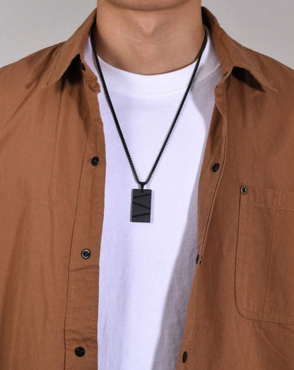 Collar Monolith Negro