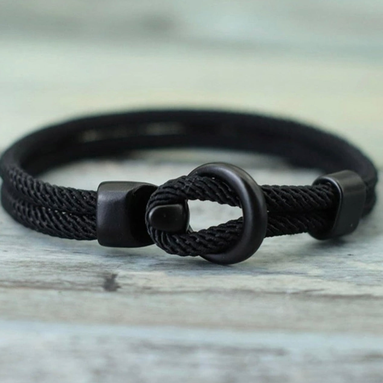 Pulsera minimalista de poliéster negra
