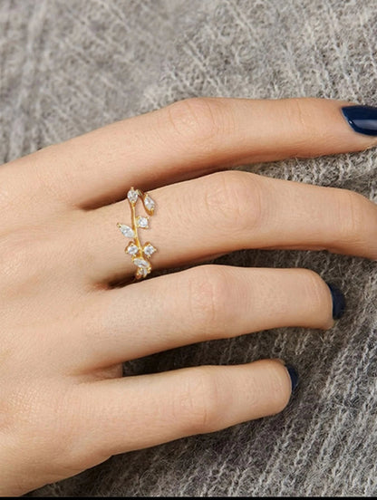 Sortija de dama en plata 925 Dorado con hojas y piedras