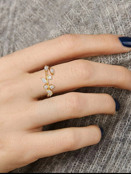 Sortija de dama en plata 925 Dorado con hojas y piedras
