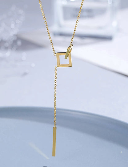 Mia Collar dorado en acero inoxidable con dijes geométricos