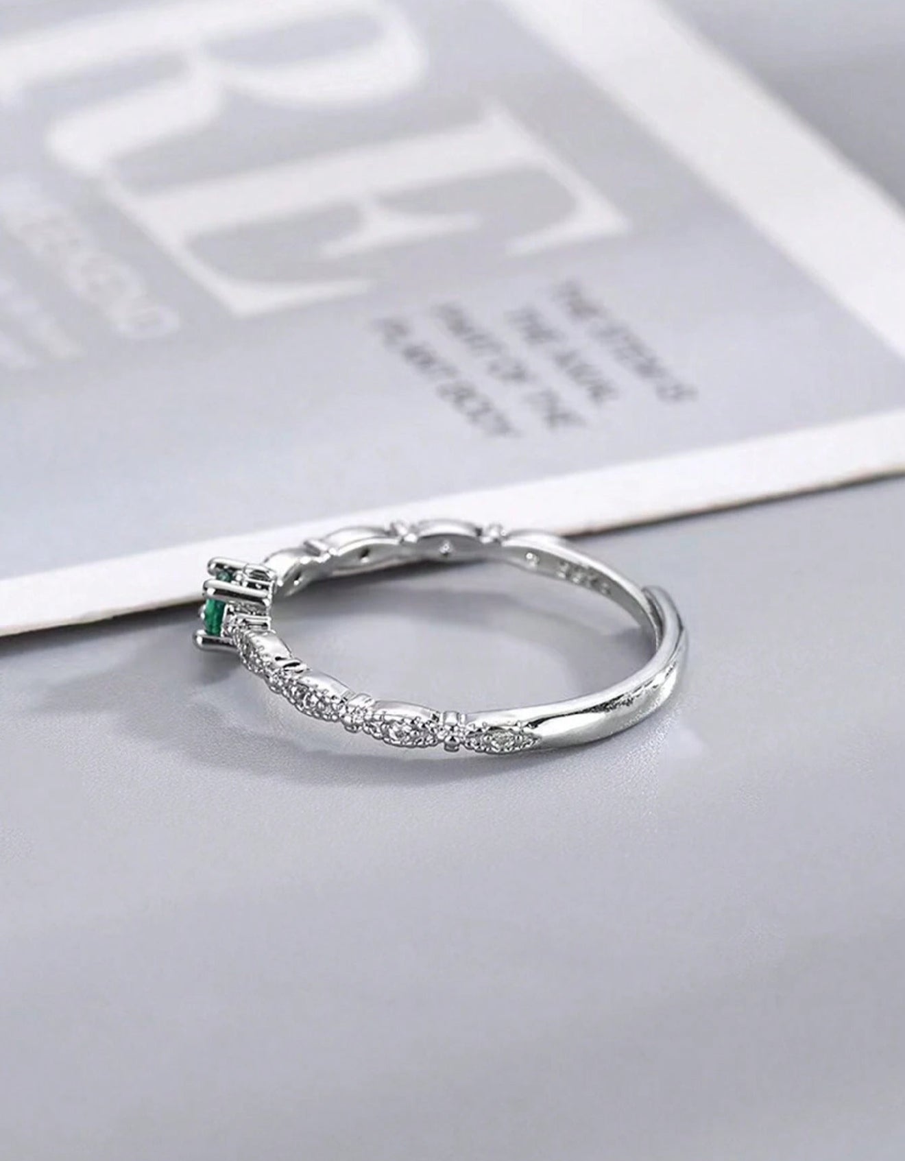 Sortija de dama plateado con circonio y piedra verde en acero inoxidable ajustable