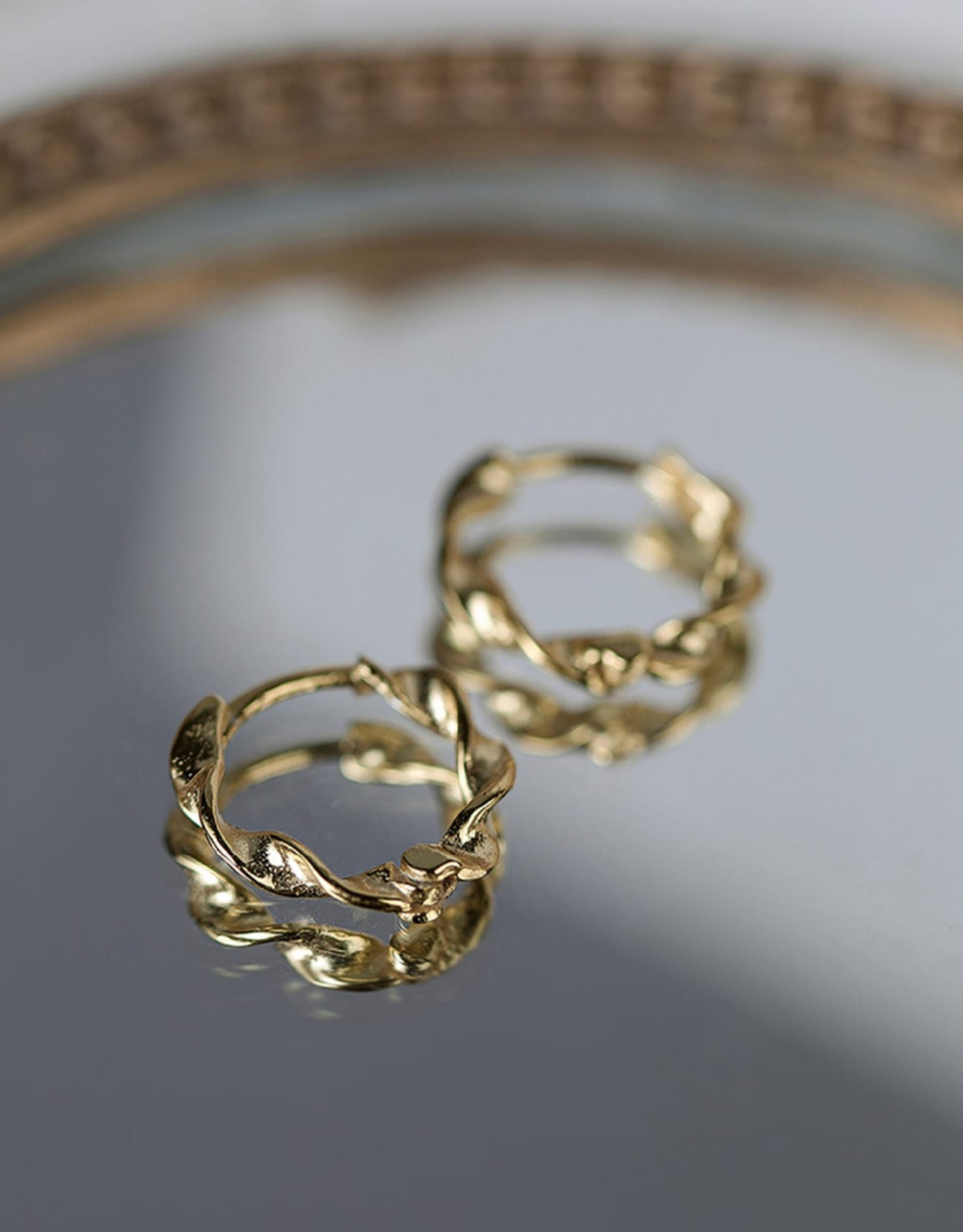 MIA - Pendientes de  Plata con baño de oro de 14kl diseño de aro distorsionado