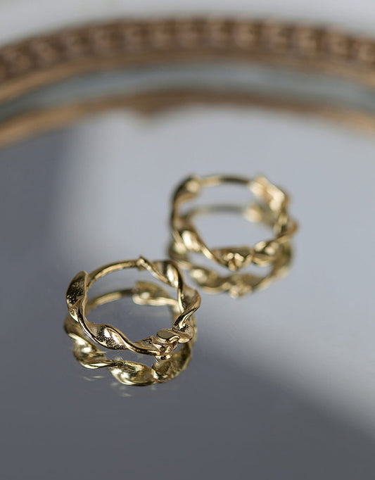 MIA - Pendientes de  Plata con baño de oro de 14kl diseño de aro distorsionado