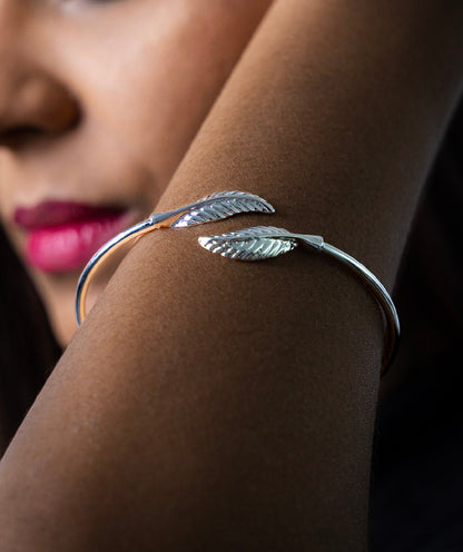 MIA - Brazalete con diseño de Hojas en Acero Inoxidable Plateado