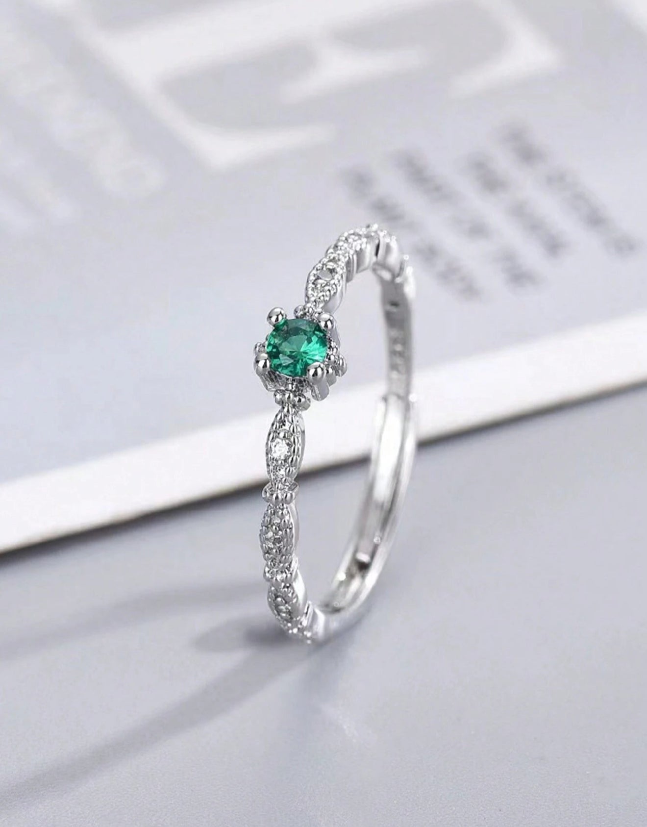 Sortija de dama plateado con circonio y piedra verde en acero inoxidable ajustable