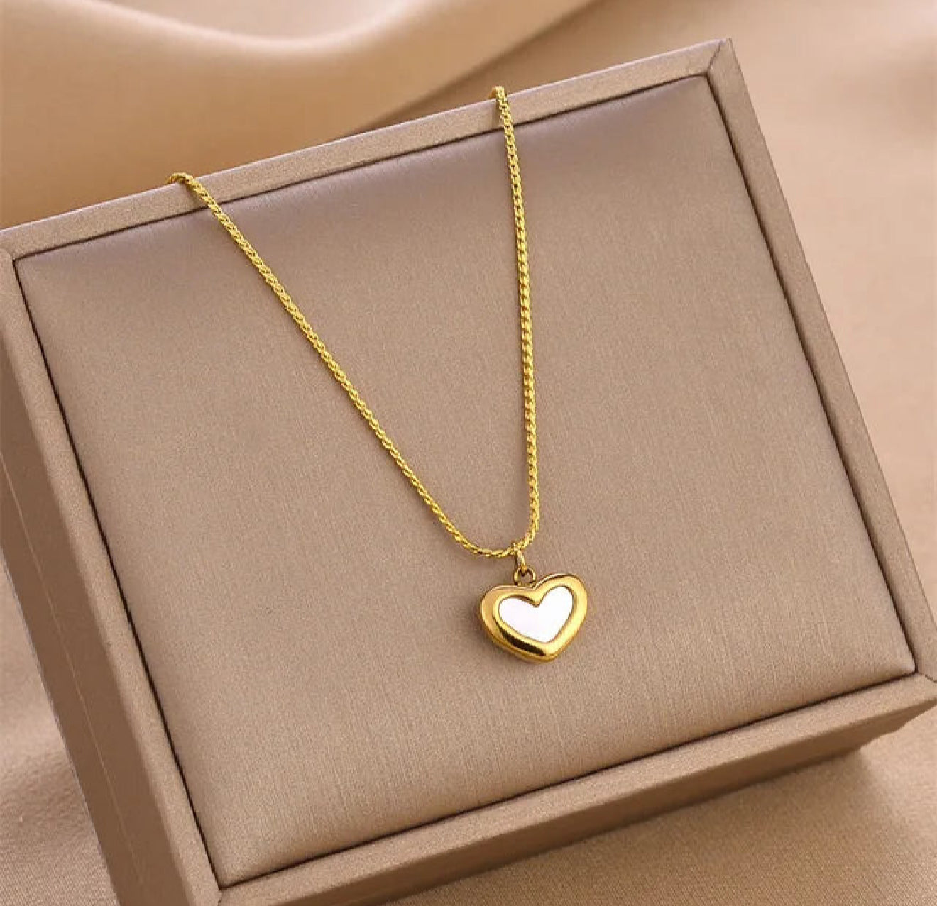 Mia Collar con Corazón Coreano