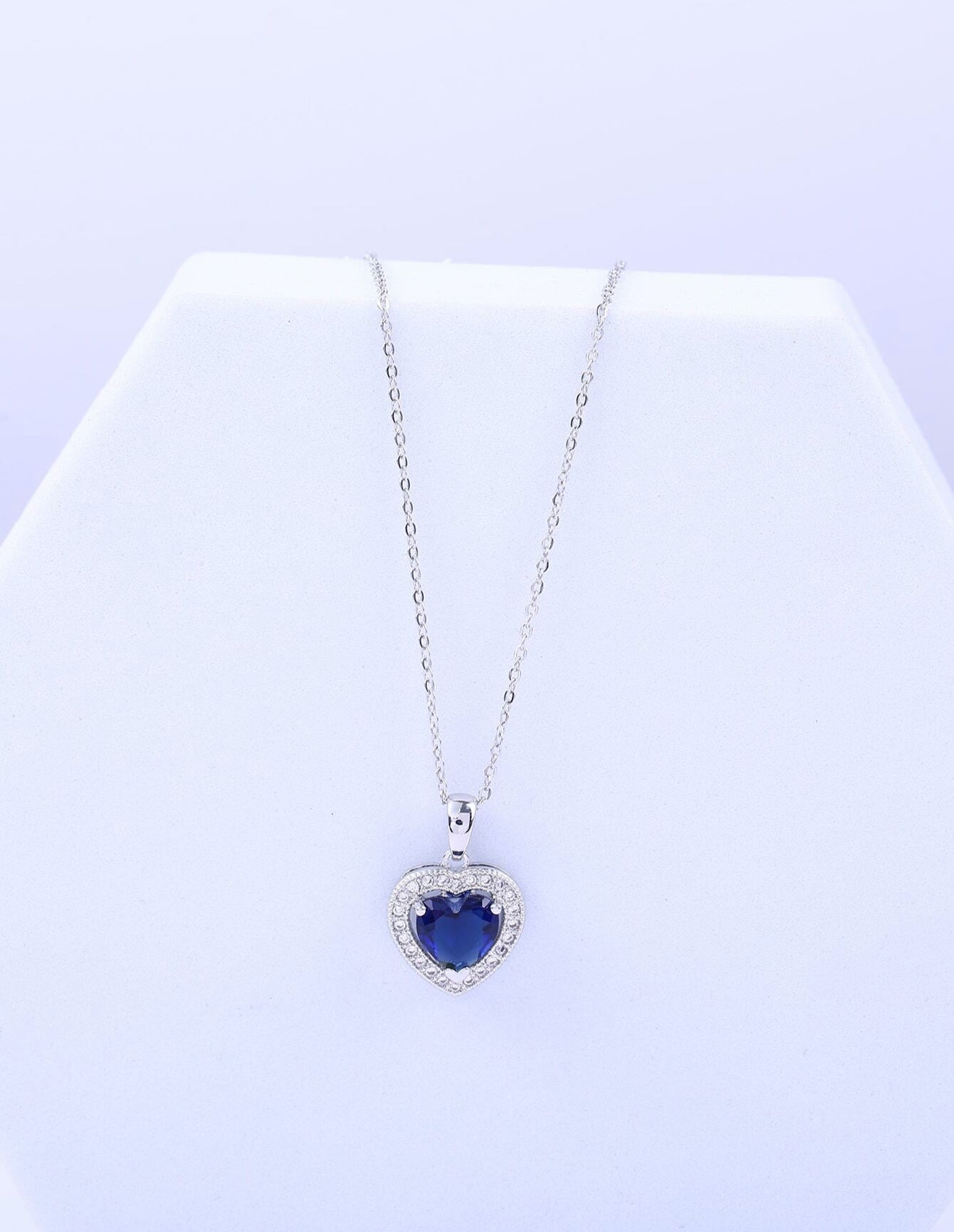 Mia Collar con dije de corazón y piedra azul en acero inoxidable