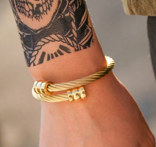 Pulsera tipo cuff dorado en acero inoxidable