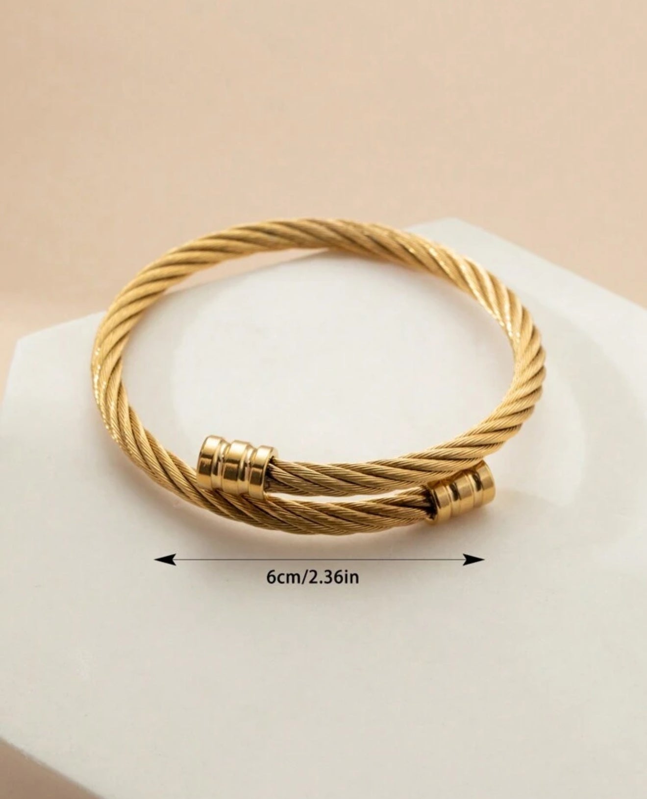 Pulsera tipo cuff dorado en acero inoxidable