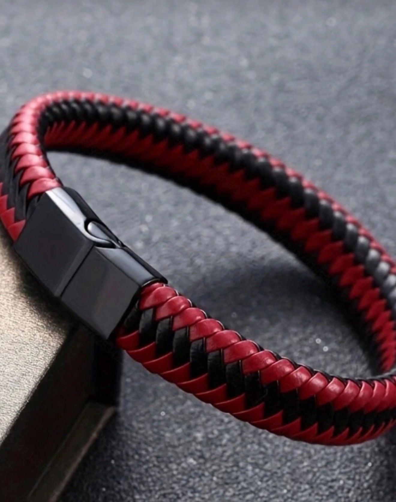 Pulsera con diseño trenzado roja y negra