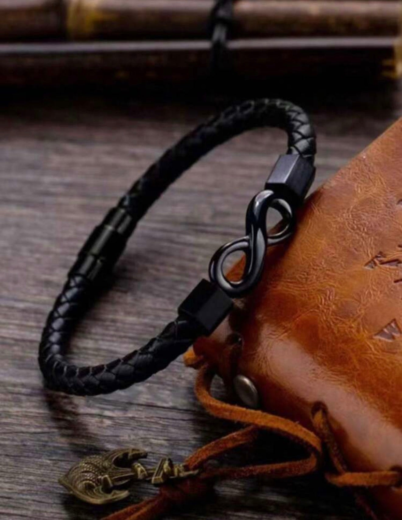 Pulsera con diseño trenzado infinito magnético corchete