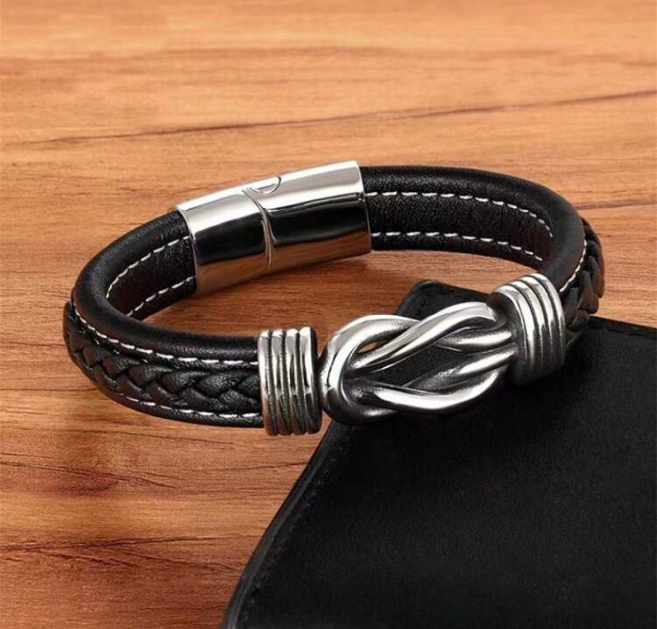 Pulsera de hombres con diseño de infinito