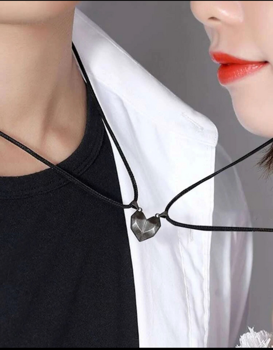 Collar pareja con corazon negro imantado