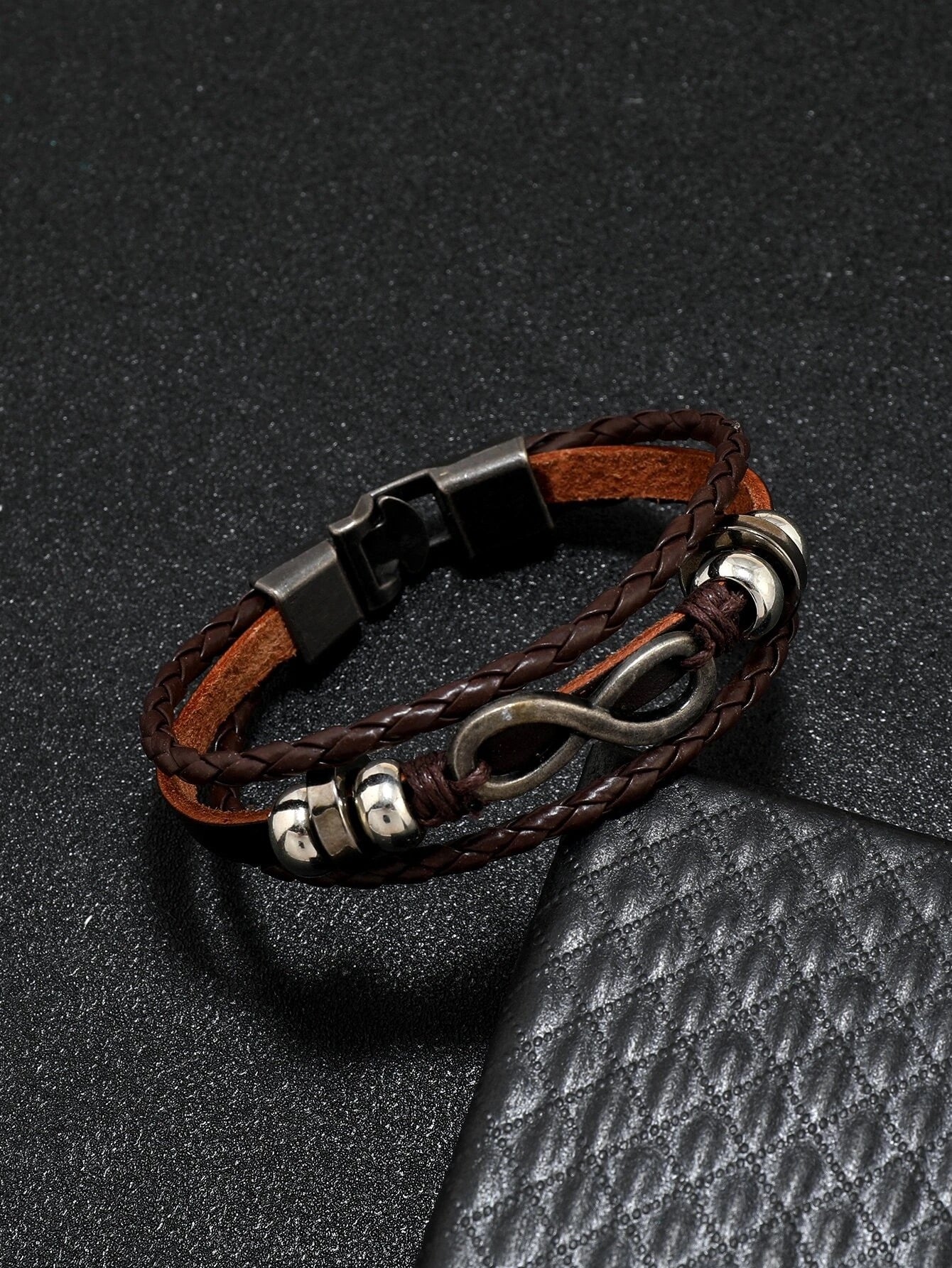 Pulsera masculina con diseño de infinito