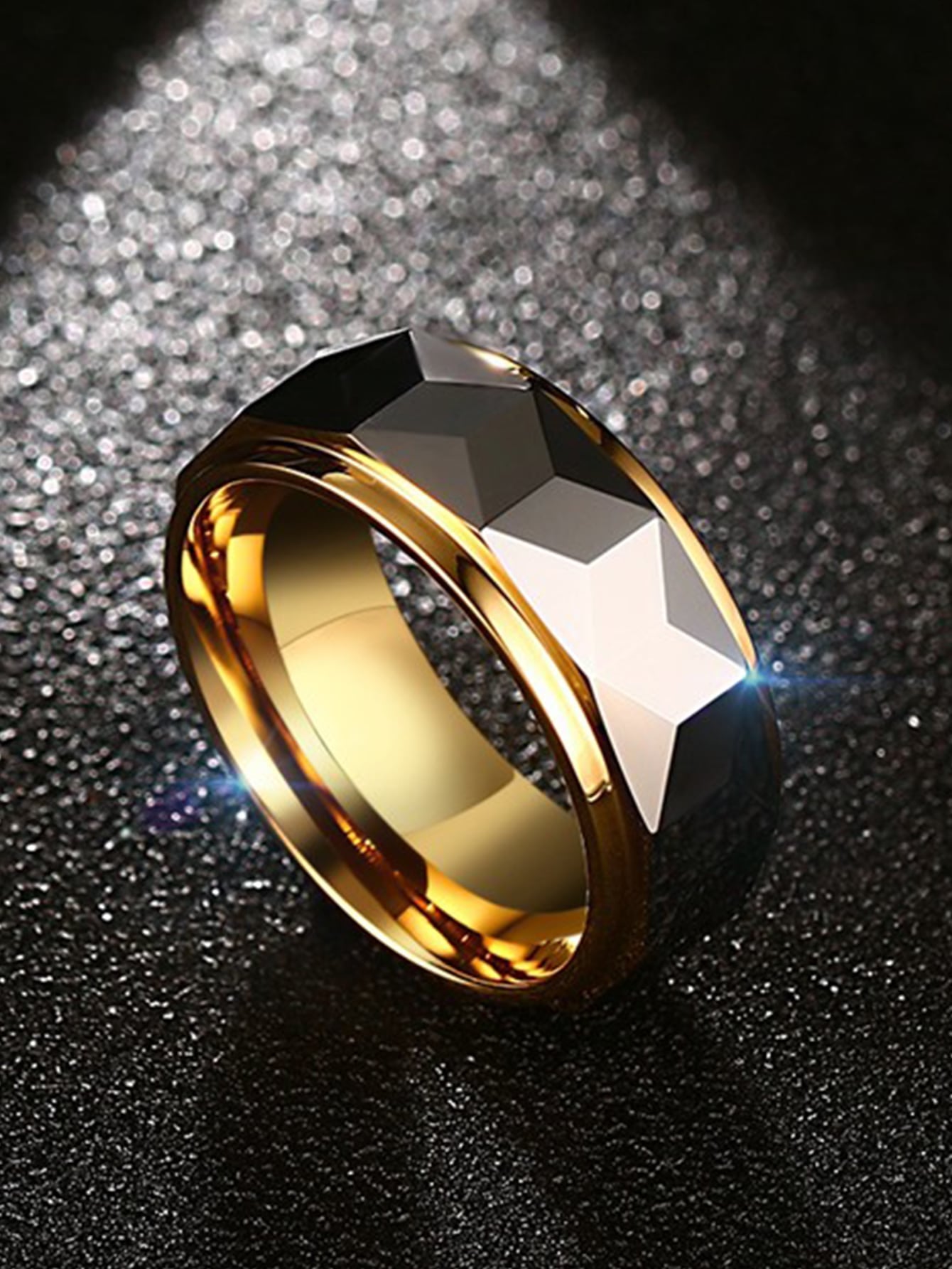 Anillo geométrico con textura interior dorado