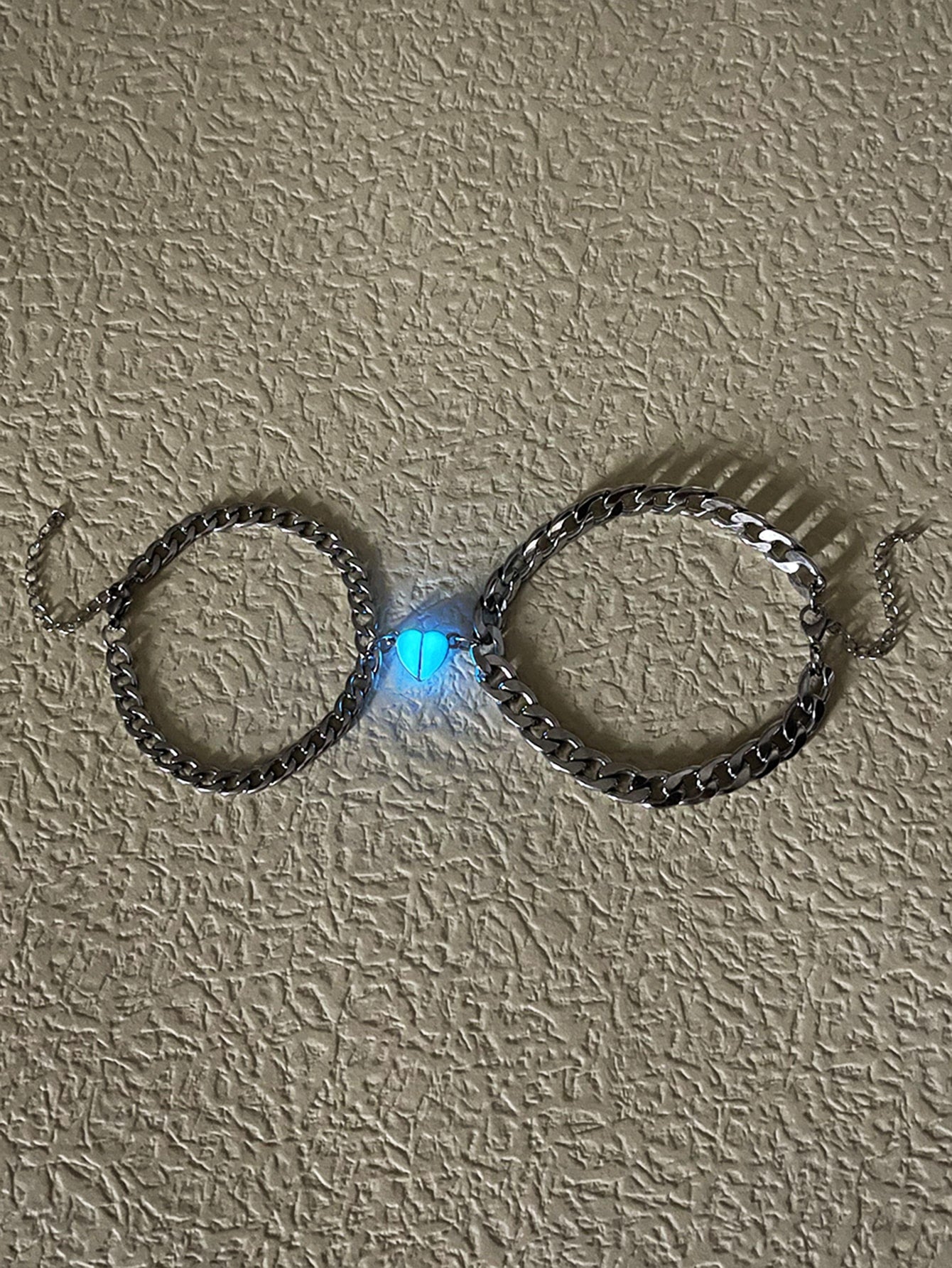 Pulsera pareja brillante en oscuro magnético con accesorio de corazón 2 piezas