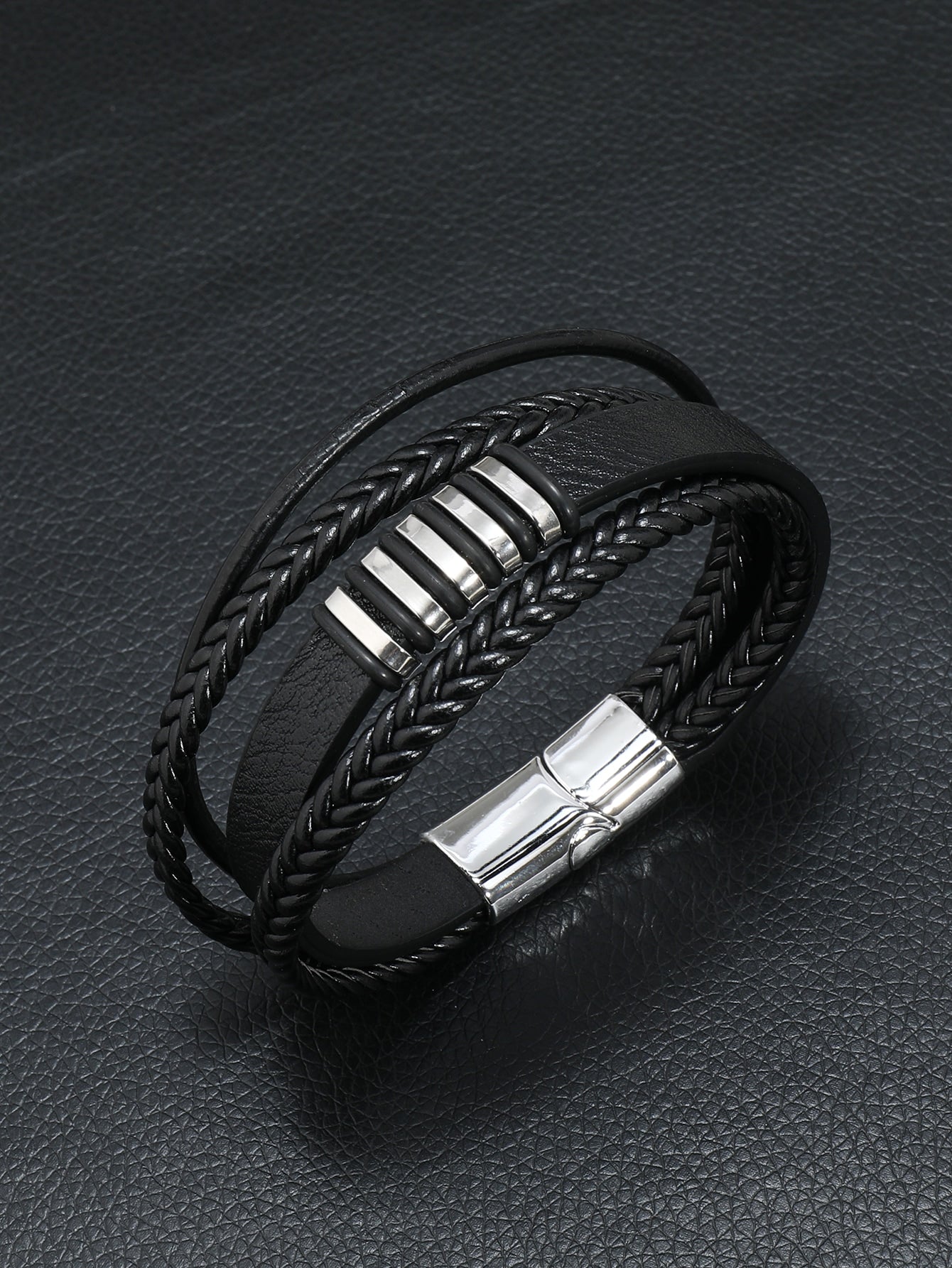 Pulsera a capas con diseño trenzado negro