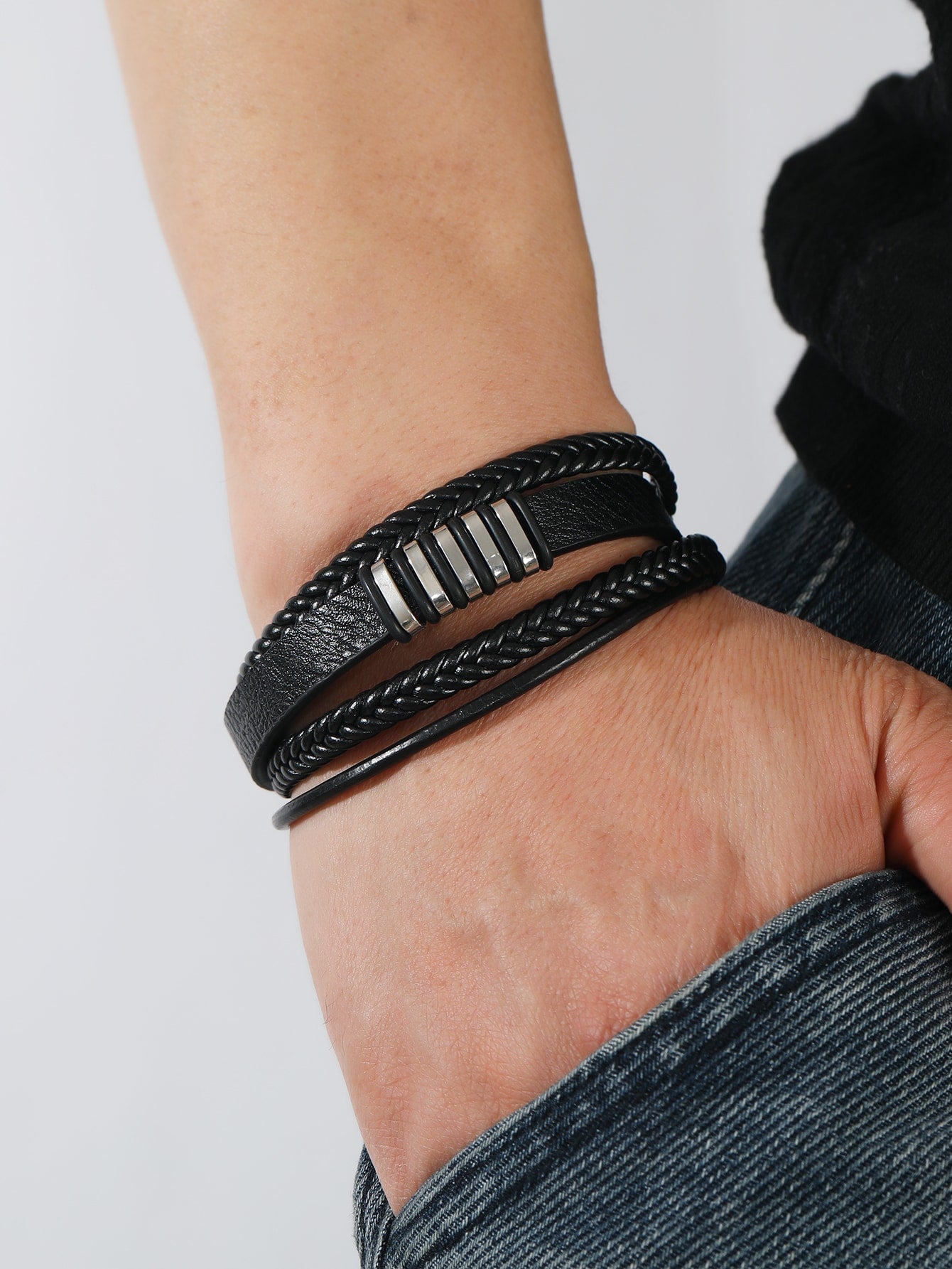 Pulsera a capas con diseño trenzado negro